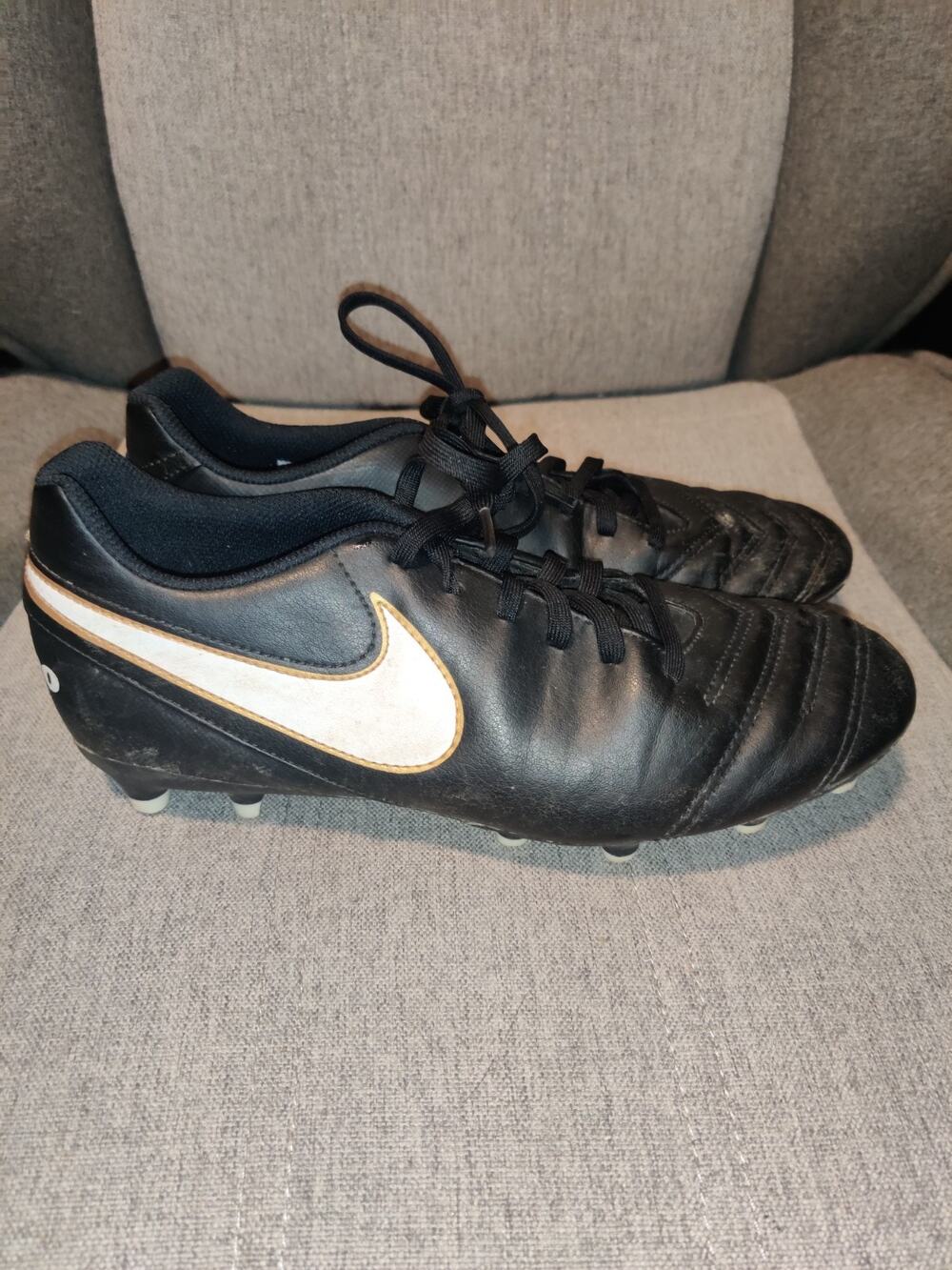Nike Tiempo Black & White Soccer Shoes Youth Size 7.5